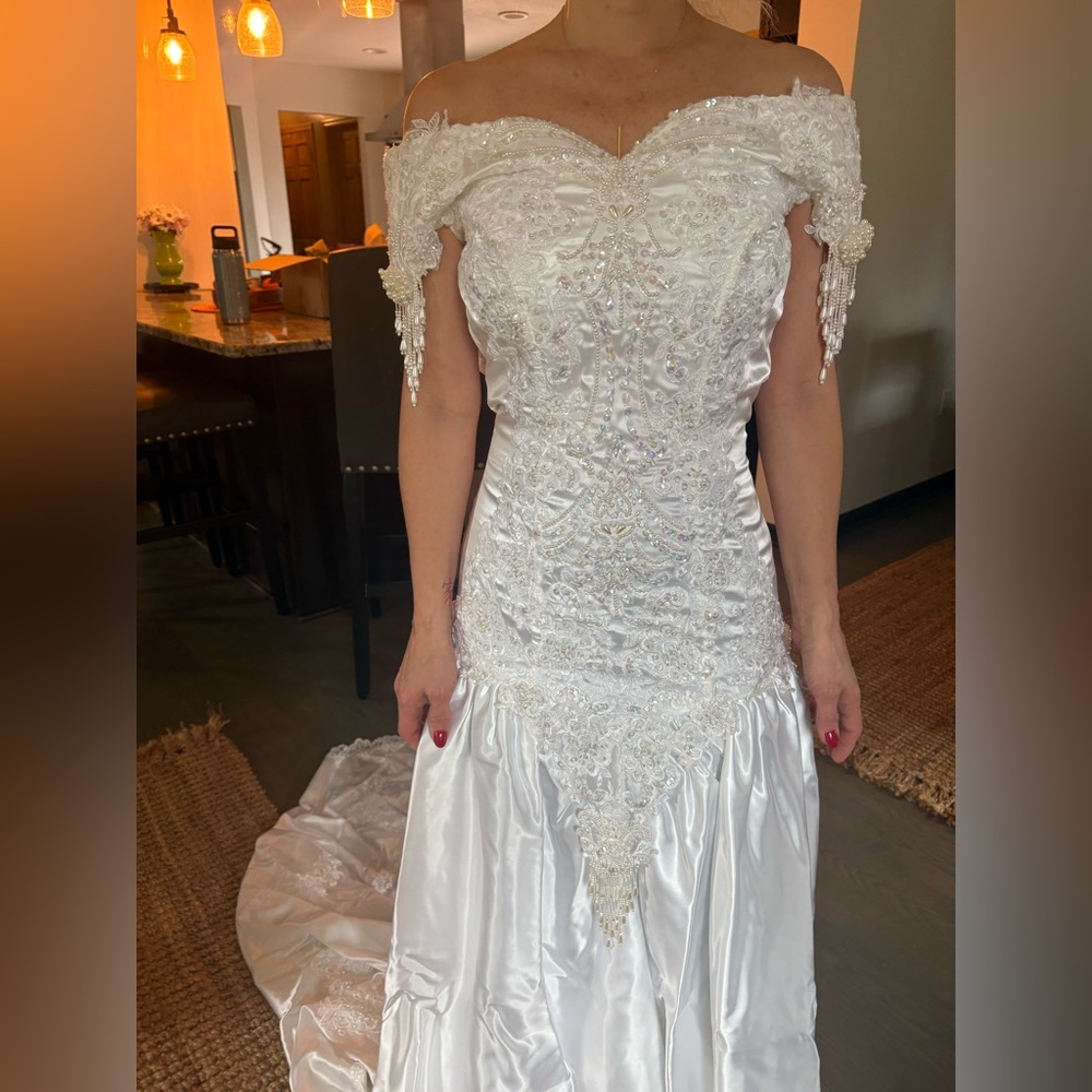 Beautifully embroidered‎ wedding gown. Altered size 6